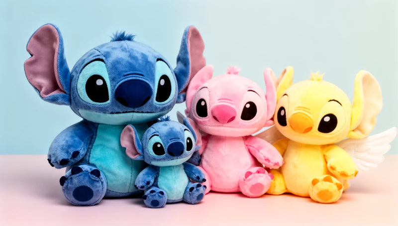 Plusieurs peluches Stitch de différentes tailles et couleurs réunies