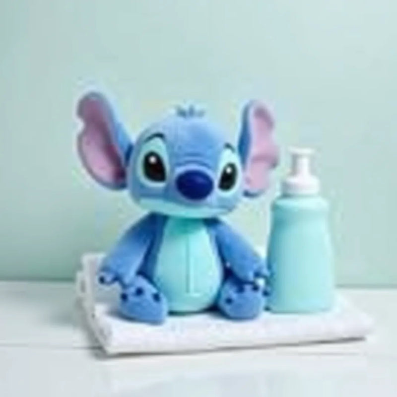 Peluche Stitch propre posée sur une serviette après lavage