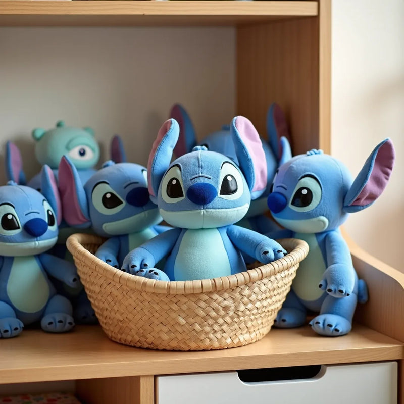 Peluches Stitch bien rangées sur une étagère et dans un panier