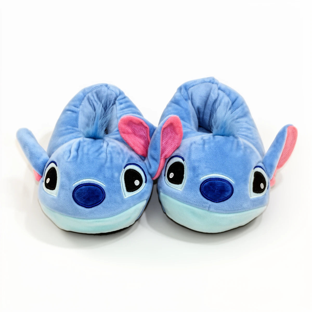 Chaussons Stitch bleus en peluche, visage Stitch en relief 3D et semelle antidérapante, paire sur fond blanc