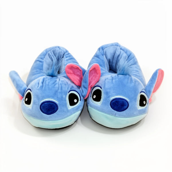 Chaussons Stitch bleus en peluche, visage Stitch en relief 3D et semelle antidérapante, paire sur fond blanc