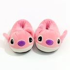 Chaussons Angel roses en peluche, visage Angel en relief 3D et semelle antidérapante, paire Stitch sur fond blanc