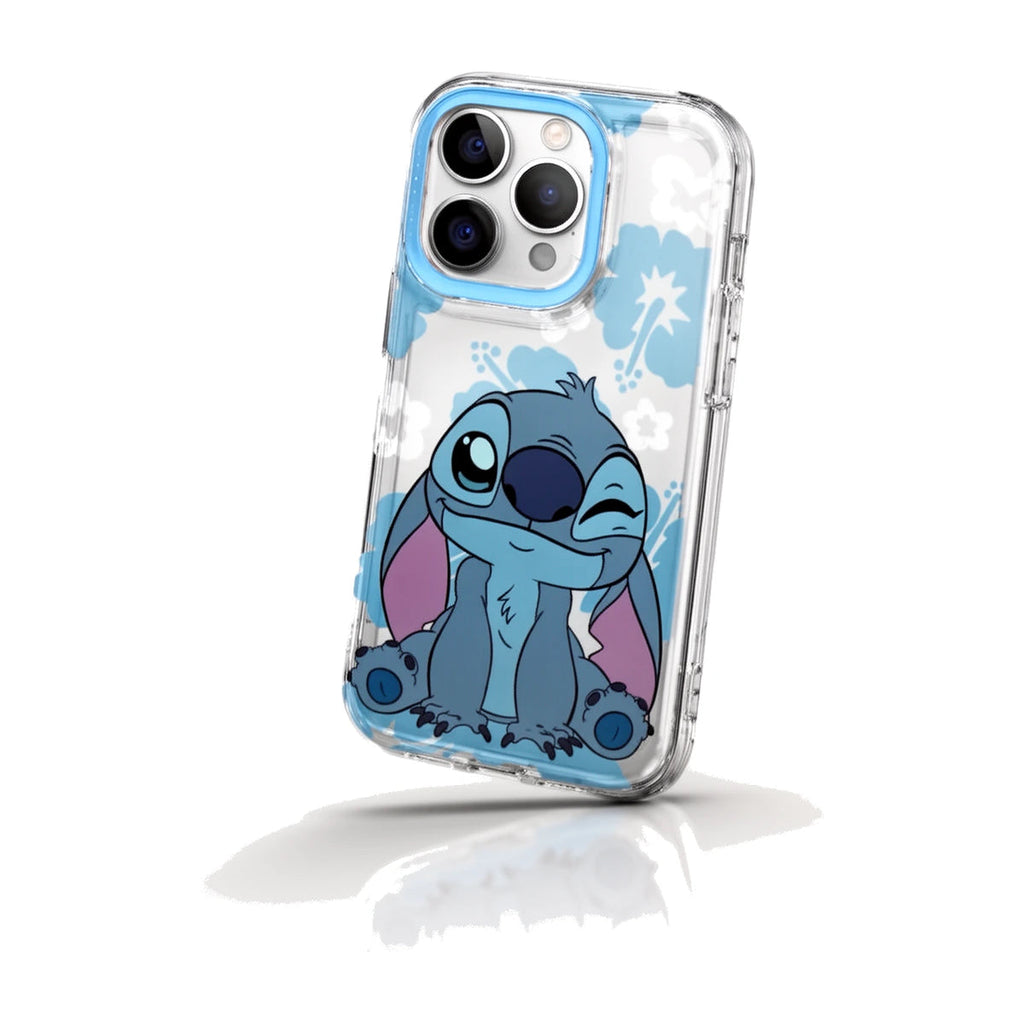 Coque Stitch transparente, design Stitch assis qui fait un clin d'œil parmi des fleurs d'hibiscus, contour caméra bleu, fond blanc