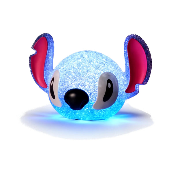 Lampe veilleuse Stitch LED allumée, tête de Stitch en cristal lumineux bleu, grandes oreilles roses, fond blanc