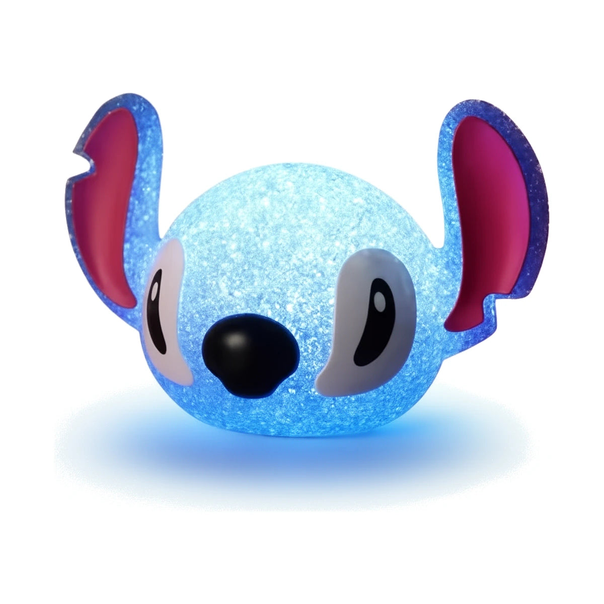 Lampe veilleuse Stitch allumée vue de trois quarts, globe cristal bleu lumineux, oreilles roses, fond blanc