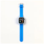 Montre connectée Stitch à plat, écran LED carré et bracelet silicone bleu