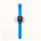 Montre connectée Stitch à plat, écran LED carré et bracelet silicone bleu