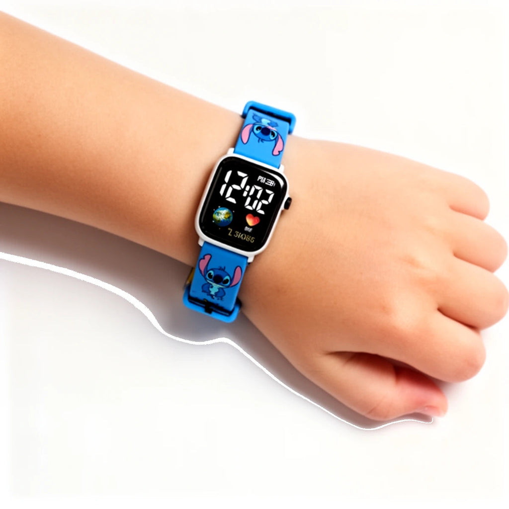 Montre connectée Stitch portée au poignet d'un enfant, écran LED allumé