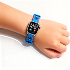 Montre connectée Stitch portée au poignet d'un enfant, écran LED allumé