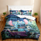 Parure de lit Stitch motif jungle sur un lit — housse de couette et taies Lilo & Stitch