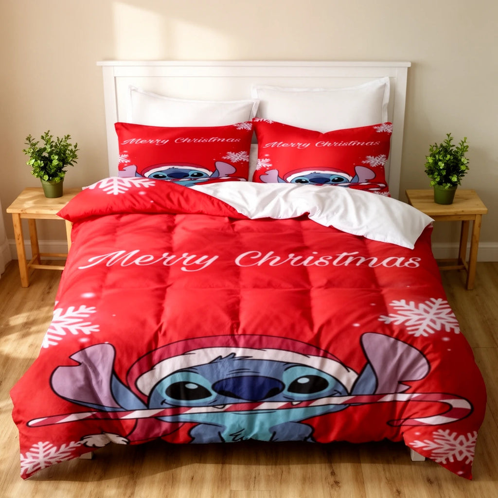 Parure de lit Stitch Noël (Merry Christmas) sur un lit — housse de couette et taies en microfibre