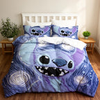 Parure de lit Stitch portrait bleu sur un lit — housse de couette et taies en microfibre