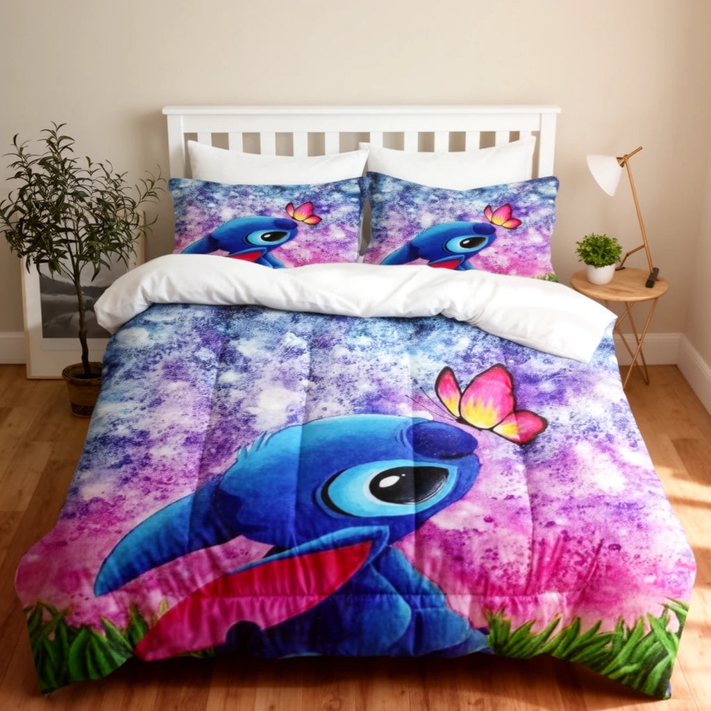 Parure de lit Stitch violet fleuri sur un lit — housse de couette et taies en microfibre