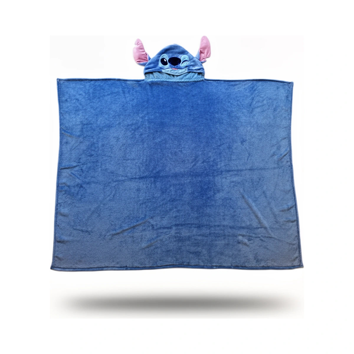 Plaid à capuche Stitch déplié, couverture polaire bleue avec capuche Stitch 3D, fond blanc