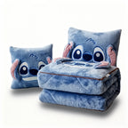 Plaid Stitch 2 en 1 bleu — coussin et couverture polaire pliée, visage Stitch brodé, fond blanc