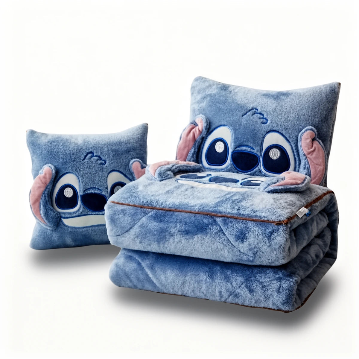 Plaid Stitch 2 en 1 bleu — coussin et couverture polaire pliée, visage Stitch brodé, fond blanc