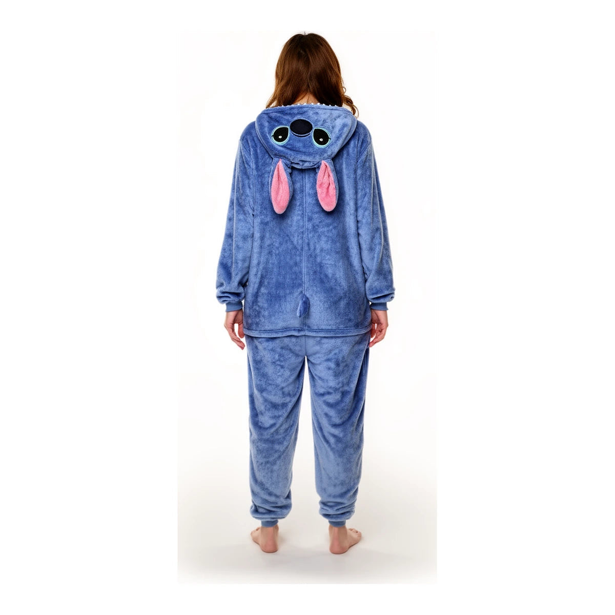 Pyjama Stitch femme vue de dos, capuche Stitch dans le dos, combinaison bleue, fond blanc