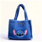 Sac à main Stitch en peluche bleue, cabas avec Stitch brodé et son nom, vue de face fond blanc