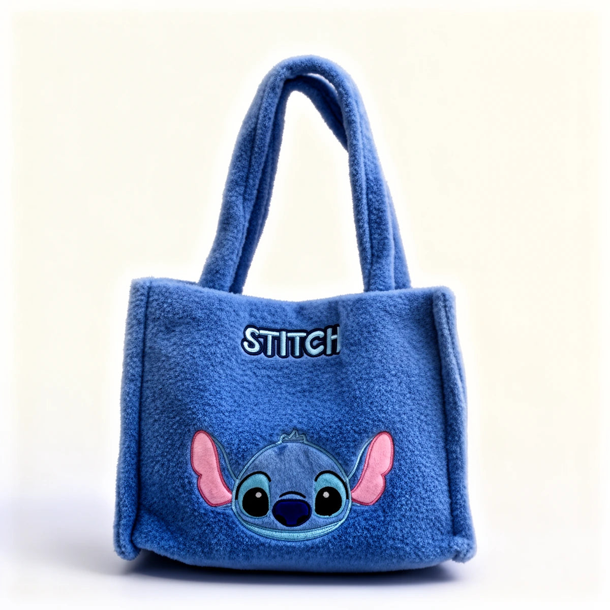 Sac à main Stitch en peluche bleue, cabas avec Stitch brodé et son nom, vue de face fond blanc