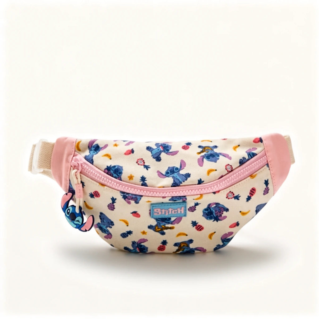 Sac banane Stitch imprimé all-over, ouverture zippée et breloque Stitch, vue de face fond blanc