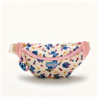 Sac banane Stitch imprimé all-over, ouverture zippée et breloque Stitch, vue de face fond blanc