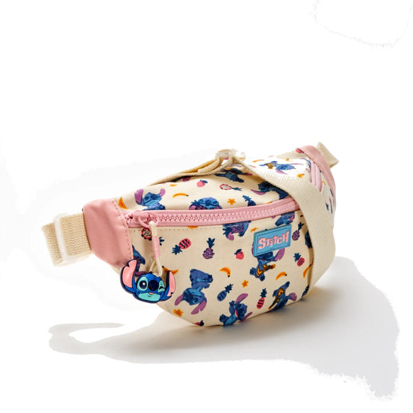 Sac banane Stitch crème à imprimé all-over Stitch, accents roses et breloque, vue trois-quarts fond blanc